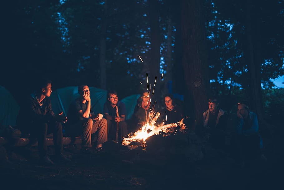 set, homes, assegut, frontal, foguera, nit, set homes, a l'aire lliure, campament, gent, naturalesa, foc - fenomen natural, dones, grup de persones, bosc, calor - temperatura, estils de vida, arbre, flama, cremant, foc, persones reals, activitat d'oci, grup mitjà de persones, terra, grup, registre, fusta, 5K