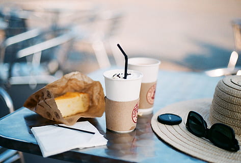 sélectif, photographie de mise au point, pain, siroter une bouteille, table, deux, blanc, tasse à café, dessus de la table, tasse, gris, surface, café, collation, boisson, aliments, personne, petit déjeuner, à l'intérieur, verre à boire, Nourriture et boisson, journée, fraîcheur, café - boisson, nature morte, rafraîchissement, papier, se concentrer sur le premier plan, équipement ménager, fermer, prêt à manger, ustensile de cuisine, verre, tentation, 2K, CC0, domaine public, libre de droits