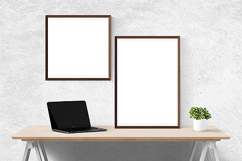 zwart, laptop computer, tafel, voorkant, twee, fotolijsten, poster, mockup, muur, sjabloon, presentatie, bureau, portret, decor, voorraad, afbeelding, interieur, foto, decoratie, technologie, kopie ruimte, blanco, laptop, Draadloze technologie, computer, montuur, geen mensen, leeg, fotolijst, communicatie, witte kleur, binnenshuis, meubilair, verbinding, muur - bouwfunctie, hout - materiaal, bedrijf, modern, 5K, CC0, publiek domein, royaltyvrij