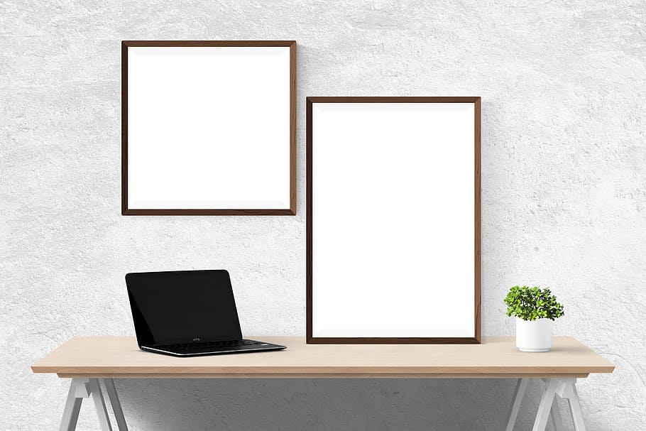 zwart, laptop computer, tafel, voorkant, twee, fotolijsten, poster, mockup, muur, sjabloon, presentatie, bureau, portret, decor, voorraad, afbeelding, interieur, foto, decoratie, technologie, kopie ruimte, blanco, laptop, Draadloze technologie, computer, montuur, geen mensen, leeg, fotolijst, communicatie, witte kleur, binnenshuis, meubilair, verbinding, muur - bouwfunctie, hout - materiaal, bedrijf, modern, 5K