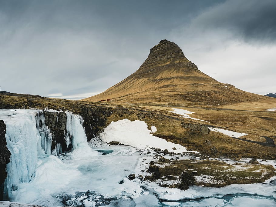 Brun, bjerg, overskyet, himmel, dagtimerne, vandfald, Næste, is, kold, Frosset, vinter, vandring, udforske, rejselyst, udendørs, sne, grå, humør, flod, grøn, fotografering, opdage, ekspedition, rejsende, miljø, kold temperatur, scenics - natur, skønhed i naturen, landskab, natur, sky - himmel, vand, ingen mennesker, rolig scene, polar klima, ikke-urbane scene, bjergtop, snedækket bjerg, 4K