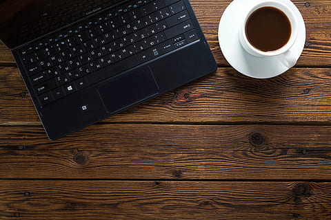 schwarz, Laptop-Computer, neben, Weiß, Keramik, Teetasse, Untertasse, braun, hölzern, Oberfläche, Notizbuch, Kaffee, Tabelle, Arbeit, Büro, Computer, Laptop, Arbeitsplatz, Geschäft, Innenministerium, Holztisch, hölzerner Hintergrund, Textur, Kaffee trinken, Getränk, Kaffeetasse, Erfrischung, Holz - Material, Essen und Trinken, direkt darüber, keine Leute, Technologie, kabellose Technologie, Tasse, Kommunikation, Becher, Verbindung, drinnen, Tastatur, Computerausrüstung, heisses Getränk, Geschirr, dunkel, Computerschlüssel, 5K