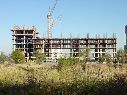 Bau, Baukran, Baukran, Konstruktion, die Architektur, Gebäudehülle, gebaute Struktur, Tag, Gras, keine Leute, Maschinen, Pflanze, Industrie, Himmel, klarer Himmel, Natur, Baustelle, Baugewerbe, Kran - Baumaschinen, Gebäude, Wachstum, Feld, Entwicklung, draußen, Baumaschinen, 1080P, CC0, gemeinfrei, lizenzfrei