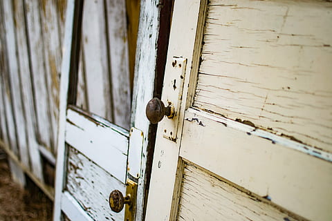 pintu rusak, kenop pintu, pintu, kenop, di luar rumah, kayu, bahan kayu, jalan masuk, keamanan, tidak ada orang, logam, perlindungan, merapatkan, Tutup, tua, mengunci, gagang pintu, Arsitektur, berkarat, tombol, fokus selektif, hari, lapuk, memalangi, 4K, CC0, domain publik, bebas royalti