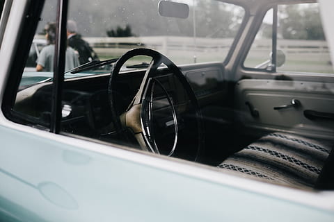 manual, volant, gent, vehicle, Volant negre, cotxe, transport, vehicle terrestre, mode de transport, finestra, parabrisa, cap gent, dia, manera de transport, automòbil, vidre - material, transparent, interior del cotxe, interior del vehicle, a l'interior, panell, panell de control, primer pla, enfocament selectiu, reflexió, pluja, gota de pluja, 1080P, CC0, domini públic, lliure de regalies