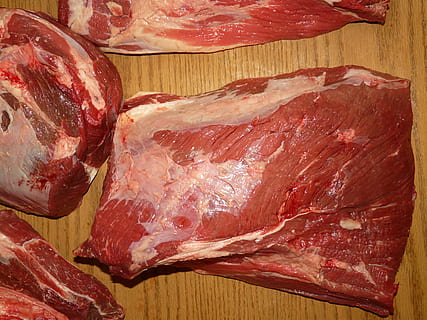 Aufschnitt Scheiben, Roastbeef, Fleisch, Rindfleisch, roh, braten, Steak, Essen, Lebensmittel, rot, Essen und Trinken, Frische, Rohkost, drinnen, rotes Fleisch, Stillleben, keine Leute, Nahansicht, Schweinefleisch, High Angle View, ungesunde Ernährung, Scheibe, Vorbereitung, direkt darüber, Tabelle, mariniert, 2K, CC0, gemeinfrei, lizenzfrei