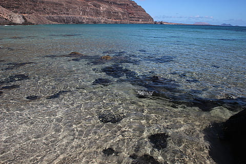 lanzarote, intocada, areia, de praia, agua, scenics - natureza, mar, beleza na natureza, Rocha, terra, natureza, tranquilidade, rock - objeto, dia, céu, cena tranquila, ninguém, sólido, montanha, cena não urbana, destinos de viagem, ao ar livre, raso, costa rochosa, poder na natureza, 5K, CC0, domínio público, royalty free