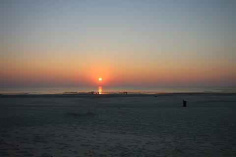 Strand, Düne, Wolke, Himmel, Sand, Wind, Ozean, Meer, Nordsee, Dänemark, Nordfriesland, Sommer-, Ostsee, Steine, Sandstrand, Treibgut, Yoga, auf dem Kopf stehend, Kopfstand, Asana, Meditation, Bewusstsein, Natur, Urlaub, Sonnenuntergang, Wasser, Szenen - Natur, Schönheit in der Natur, ruhige Szene, Ruhe, Land, Horizont über Wasser, Horizont, orange Farbe, idyllisch, Sonne, Nicht-städtische Szene, keine Leute, draußen, 5K, CC0, gemeinfrei, lizenzfrei