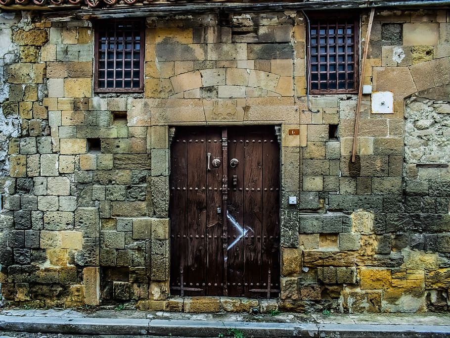 tancat, marró, fusta, doo, arquitectura, vell, paret, maó, edifici, paret de maó, envellit, resistent, decaïment, porta, carrer, Nicòsia, lefkosia, Xipre, abandonat, estructura construïda, exterior de l'edifici, finestra, entrada, dia, casa, cap gent, funció de construcció de parets, material de fusta, a l'aire lliure, seguretat, protecció, deteriorament, arruïnat, 5K