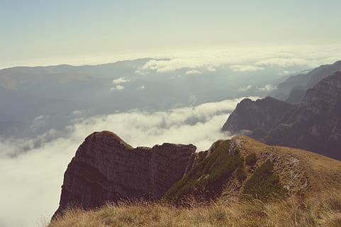 Antenne, Landschaftsfotografie, Berge, Weiß, Wolken, Luftlandschaft, weiße Wolken, Natur, Berg, Landschaft, szenen, draußen, Himmel, wolke - himmel, Rock - Objekt, keine Leute, Gipfel, Hügel, Schönheit in der Natur, Szenen - Natur, ruhige Szene, Ruhe, Rock, Umgebung, Gebirge, Nicht-städtische Szene, idyllisch, Felsformation, Fernbedienung, Reise, Tag, Formation, Klima, trockenes Klima, erodiert, 4K, CC0, gemeinfrei, lizenzfrei