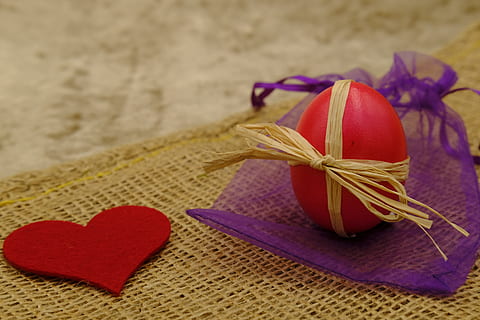 Ostern, Osterei, Osterfeier, Herz, Liebe, Zuneigung, geben, Geschenk, Ei, Ostergrüße, osterkarte, Postkarte, Grußkarte, Stillleben, drinnen, Lebensmittel, Essen und Trinken, Herzform, Nahansicht, Frische, keine Leute, Emotion, positive Emotionen, Tabelle, High Angle View, gebunden, Textil-, Fokus auf den Vordergrund, Band, Band - Nähartikel, rot, Feier, lila, 5K, CC0, gemeinfrei, lizenzfrei