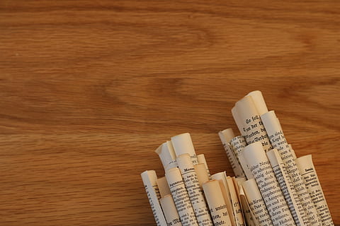 scrivania, documenti, tavolo, legno - materiale, in casa, vista dall'alto, nessuno, natura morta, comunicazione, Marrone, legna, avvicinamento, creatività, formazione scolastica, tecnologia, direttamente sopra, cultura artistica e intrattenimento, giorno, design, carta, preparativi, venatura del legno, 5K, CC0, dominio pubblico, privo di copyright