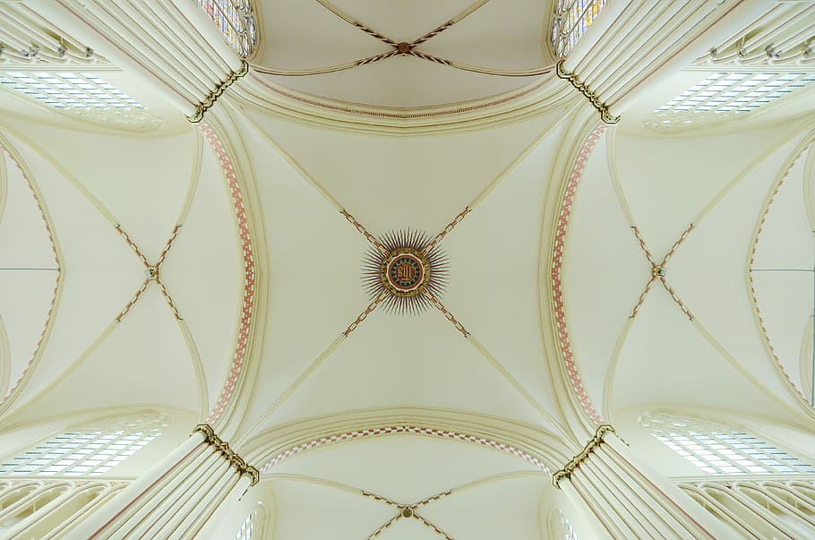 bílý malovaný strop, nízký úhel fotografie, náměstí, béžový, žlutá, strop, bílý strop, vzor, architektura, luxus, design, umění, čistý, bílý, symetrie, uvnitř, nikdo, celý rám, pozadí, závěsný, vyšperkovaný, květinový vzor, detail, stavba, tvořivost, bílá barva, tvar, umění a řemesla, osvětlovací zařízení, přímo pod, 4K