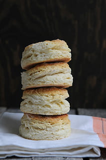 superficiale, foto di messa a fuoco, pane, quattro, panini, bianca, tessile, biscotto, Torre, pila, prima colazione, cibo, cibo e bevande, freschezza, cibo dolce, in casa, pronto a mangiare, avvicinamento, concentrarsi sulle conoscenze acquisite, nessuno, indulgenza, tavolo, natura morta, mangiare malsano, tentazione, al forno, equilibrio, dolce, mucchio, 4K, CC0, dominio pubblico, privo di copyright