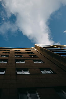 vista de gusanos, marrón, hormigón, edificio, azul, cielo, nube, arquitectura, exterior del edificio, estructura construida, vista de ángulo bajo, nube - cielo, ventana, ciudad, nadie, oficina, naturaleza, día, edificio de oficinas exterior, altura maxima, al aire libre, material de vidrio, moderno, negocio, rascacielos, directamente debajo, altura, 2K, CC0, dominio público, libre de derechos