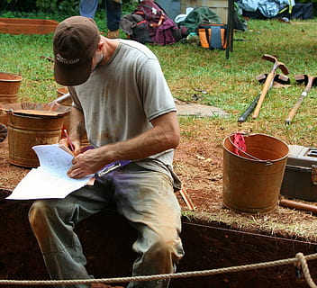 arqueologia, excavació arqueològica, arqueologia, excavació arqueològica, documentar, excavació, recerca, arqueòleg, excavador, un sol home, només homes, una persona, només adults, adult gran, només un home gran, homes, treball, assegut, roba casual, persones reals, dia, adult, mascles, ocupació, tres quarts de longitud, preparació, habilitat, contenidor, creativitat, estils de vida, art i artesania, adult madur, homes madurs, 1080P, CC0, domini públic, lliure de regalies