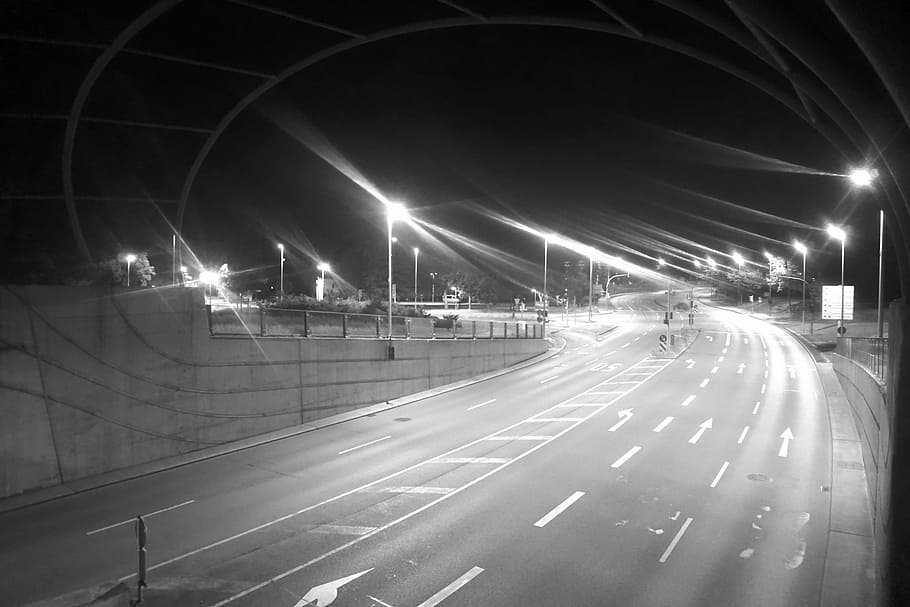 nit, carretera, llum, fosc, enllumenat públic, fanal, il·luminació, fotografia nocturna, llums, llanterna, il·luminat, transport, velocitat, cap gent, signe, símbol, marcatge, marcatge de carreteres, carrer, direcció, llum del carrer, arquitectura, el camí a seguir, moviment, exposició llarga, ciutat, equips d’il·luminació, estructura construïda, sender lleuger, a l'aire lliure, línia divisòria, 5K