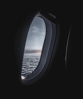 Flugzeugfenster, Antenne, Foto, Meereswolken, Ebene, Fenster, Wolke, Himmel, fliegend, fliegen, Luftfahrt, Zimmer, minimalistisch, draussen, Abenteuer, Ausflug, Zuhause, Lichtraum, Morgen, Porträt, Landschaft, Tapete, Transportmittel, Fahrzeuginnenraum, Wasser, keine Leute, Transport, Luftfahrzeug, Natur, Flugzeug, Meer, Reise, wolke - himmel, Bewegung, Schönheit in der Natur, draußen, Horizont, Szenen - Natur, dunkel, schwarzer Hintergrund, 4K, CC0, gemeinfrei, lizenzfrei