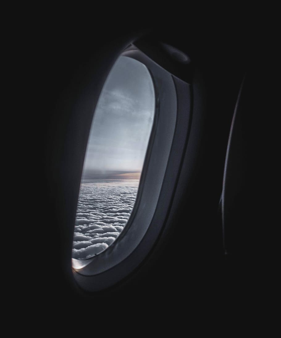 Flugzeugfenster, Antenne, Foto, Meereswolken, Ebene, Fenster, Wolke, Himmel, fliegend, fliegen, Luftfahrt, Zimmer, minimalistisch, draussen, Abenteuer, Ausflug, Zuhause, Lichtraum, Morgen, Porträt, Landschaft, Tapete, Transportmittel, Fahrzeuginnenraum, Wasser, keine Leute, Transport, Luftfahrzeug, Natur, Flugzeug, Meer, Reise, wolke - himmel, Bewegung, Schönheit in der Natur, draußen, Horizont, Szenen - Natur, dunkel, schwarzer Hintergrund, 4K