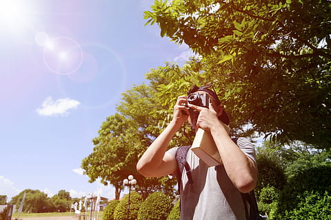 Landschaft, Himmel, Mann, Person, Rucksack, Backpacker, Buch, Kamera, beiläufig, Wolken, Tasse, Tageslicht, Hände, Artikel, Objekte, draußen, Park, szenisch, Sonnenbrille, Sonnenlicht, Foto machen, Tourismus, Tourist, Bäume, Baum, Pflanze, Natur, eine Person, Tag, Erwachsene, Freizeitbeschäftigung, Taille hoch, Technologie, halten, Frau, Legere Kleidung, Stehen, Fotografieren, Fotografie-Themen, Lebensstile, Linseneffekt, Arme erhoben, menschlicher Arm, 4K, CC0, gemeinfrei, lizenzfrei