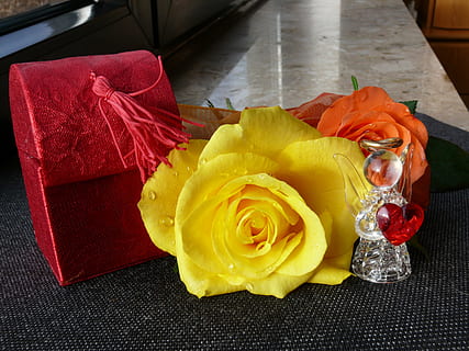 Rose, Schleife, blühen, Rosen, Blumen, Gelb, Natur, Blume, Box, Engel, Glas, Deko, dekorativ, Strauß, Dekoration, Romantik, Feier, Geschenk, Blütenblatt, Liebe, blühende Pflanze, Frische, Pflanze, Schönheit in der Natur, rot, Verletzlichkeit, Blütenkopf, Blütenstand, Zerbrechlichkeit, Nahansicht, drinnen, keine Leute, High Angle View, Tabelle, Blumenschmuck, 2K, CC0, gemeinfrei, lizenzfrei