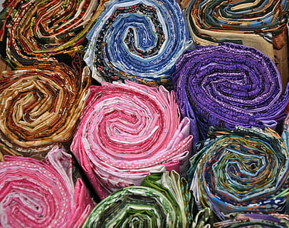 verschiedene Textilien, Decke, Quilten, Stoff, Muster, Textil-, Nähen, Material, Faden, Patchwork, Dekoration, bunt, gesteppt, Quadrat, retro, hausgemacht, traditionell, Kunst, Patch, Baumwolle, fette Viertel, Gelee rollt, Quiltrollen, Stoff Hintergrund, Vollbild, mehrfarbig, Nahansicht, lila, Variation, keine Leute, drinnen, Hintergründe, Tag, große gruppe von gegenständen, Wahl, aufgerollt, Stillleben, zu verkaufen, Stapel, Fülle, Verkauf, Markt, Essen und Trinken, Geschäft, Verkaufsdisplay, 2K, CC0, gemeinfrei, lizenzfrei