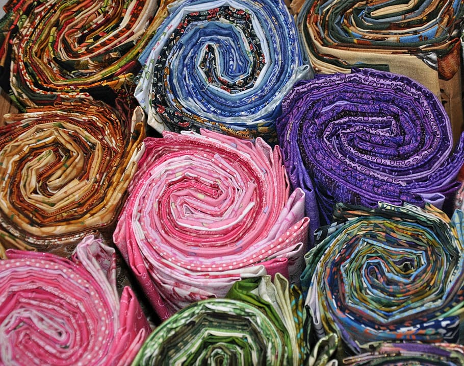tèxtils assortits, cobrellit, teixit, patró, tèxtil, cosir, material, fil, patchwork, decoració, colorit, embuatat, quadrat, retro, casolà, tradicional, artesania, pegat, cotó, barris de greix, rotlles de gelea, rotllos de gelea, fons de tela, marc complet, multicolor, primer pla, porpra, variació, cap gent, a l'interior, fons, dia, gran grup d'objectes, elecció, enrotllat, natura morta, a la venda, pila, abundància, venda al detall, mercat, menjar i beguda, botiga, visualització al detall, 2K