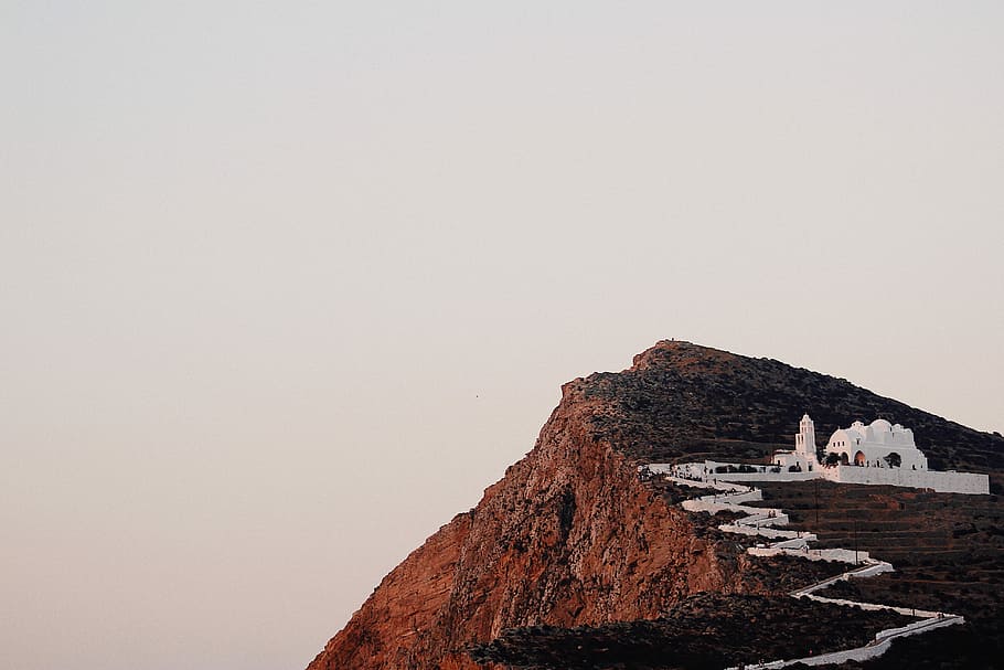 foto, branco, construção, morro, concreto, topo, montanha, céu, dia, Rocha, caminho, rastrear, rock - objeto, sólido, natureza, ninguém, arquitetura, destinos de viagem, copie o espaço, terra, panorama, beleza na natureza, viagem, scenics - natureza, formação rochosa, meio Ambiente, cena não urbana, céu limpo, turismo, ao ar livre, 5K