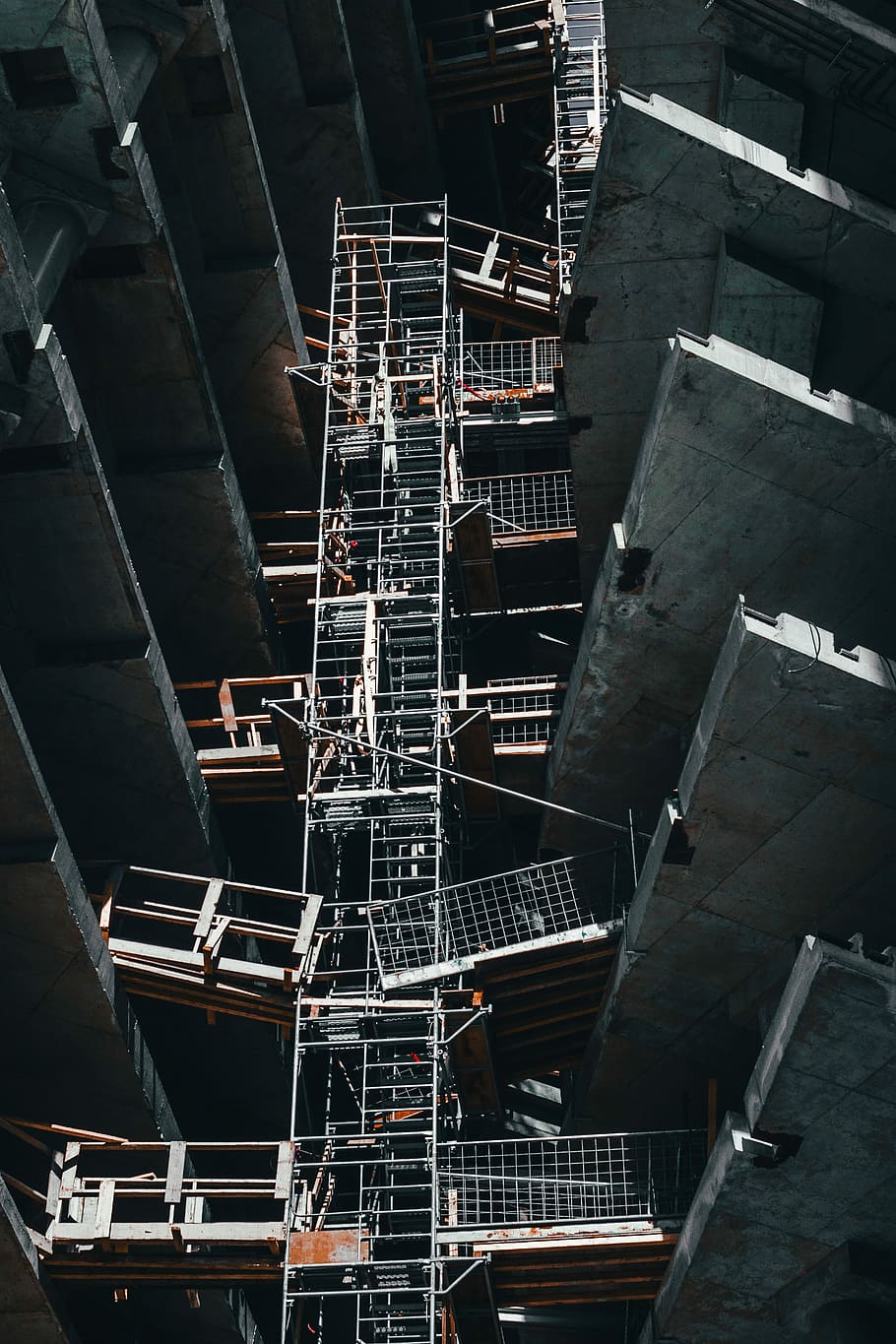 Metallgerüste, Gebäudeböden, grau, rostfrei, Stahlgerüst, Schritte, Treppe, Gebäude, Konstruktion, Beton, die Architektur, gebaute Struktur, Notausgang, Gebäudehülle, Stufen und Treppen, Flachwinkelansicht, Metall, keine Leute, Baugewerbe, Industrie, Baustelle, Geländer, Entwicklung, unvollständig, draußen, Tag, Wohngegend, Gerüst, Wohnung, 5K