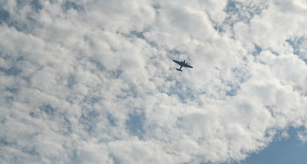 skyer, fly, oldtimer, himmel, lyse, flyvningen, natur, dag, ingen mennesker, flyvende, vinter, sne, luftfartøj, sky - himmel, transportform, transportmidler, lav vinkel visning, på farten, bevægelse, Midt i luften, rejse, luft show, udendørs, overskyet, cloudscape, direkte under, luftfartsindustrien, 2K, CC0, offentligt domæne, royaltyfrie