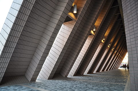 arc, triangular, estructura angular, arquitectura, estructura construïda, exterior de l'edifici, edifici, il·luminat, aigua, ciutat, dia, persones incidentals, modern, a l'aire lliure, persones reals, naturalesa, destinacions de viatge, patró, sendera, equips d’il·luminació, exterior d’edifici d’oficines, columna arquitectònica, sostre, gratacels, 4K, CC0, domini públic, lliure de regalies