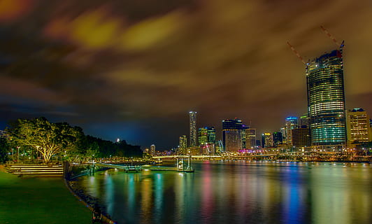 llums de la ciutat, reflectint, cos, aigua, panoràmica, vista, edificis de la ciutat, al costat, nit, riu, brillar, llum, edifici, núvol, paisatge urbà, horitzó urbà, escena urbana, vespre, arquitectura, districte del centre de la ciutat, reflexió, il·luminat, ciutat, gratacels, estructura construïda, lloc famós, exterior de l'edifici, torre, crepuscle, edifici d'oficines, a l'aire lliure, davant del mar, cel, exterior d’edifici d’oficines, núvol - cel, paisatge, cap gent, modern, districte financer, 4K, CC0, domini públic, lliure de regalies