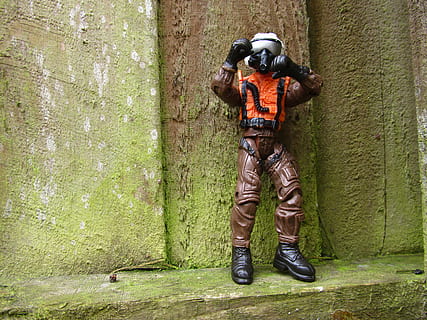 figur, legetøj, model, plast, lille, tegneserie, dreng, børn, barn, handling, dukke, en person, stående, dag, murbygningsfunktion, uigenkendelig person, rigtige mennesker, forfra, militær, grøn farve, hjelm, fotografering temaer, udendørs, herrer, teknologi, sikkerhed, kamera - fotografisk udstyr, aktivitet, camouflage tøj, beskyttelse, skjult ansigt, 4K, CC0, offentligt domæne, royaltyfrie