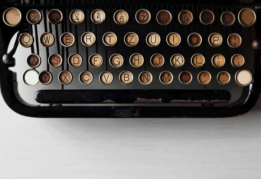 negre, màquina d’escriure, blanc, fusta, taula, màquina electromecànica, treballar, escriptori, natura morta, a l'interior, cap gent, primer pla, tecnologia, tir de l'estudi, comunicació, text, carta, vell, alfabet, antiguitat, gran grup d'objectes, lletra majúscula, en fila, forma, vista d’angle alt, polsador, teclat, 5K