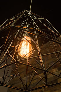 groc, llum penjant de plata, gàbia, bombeta, llum, ligh, il·luminat, equips d’il·luminació, nit, electricitat, vista d’angle baix, llum - fenomen natural, cap gent, llum elèctrica, fons negre, brillant, a l'interior, tir de l'estudi, generació de combustible i energia, tecnologia, primer pla, fosc, sol objecte, connexió, sostre, 5K, CC0, domini públic, lliure de regalies