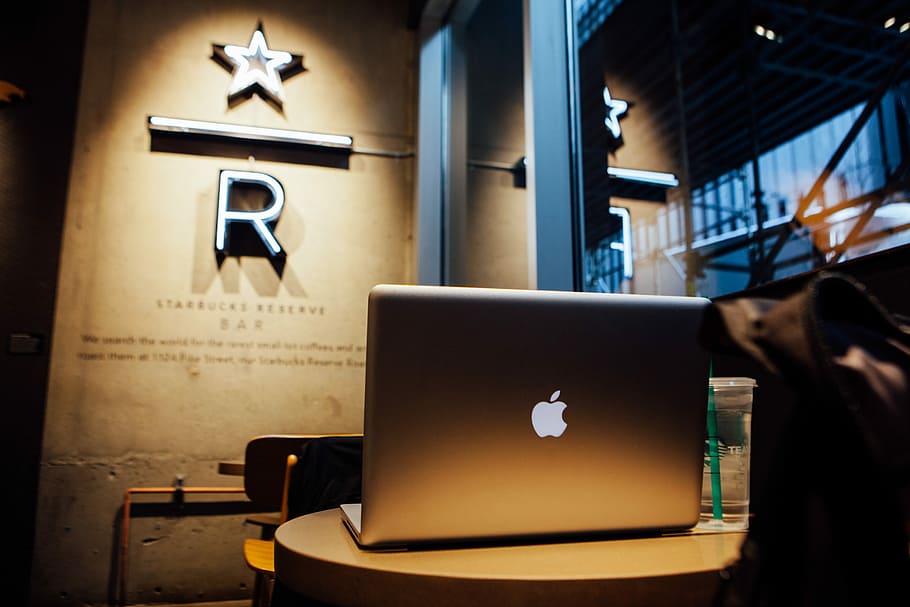 macbook mela d'argento, fotografia a luce scarsa, macbook d'argento, superiore, tavolino rotondo, trambusto, costruzione, sito web, avviare, lavoro, tecnologia, in casa, computer, comunicazione, tecnologia wireless, connessione, parte del corpo umano, illuminato, il computer portatile, attività commerciale, mezzi di trasporto, rappresentazione, tavolo, persone, cartello, volante, testo, legno - materiale, concentrarsi sulle conoscenze acquisite, 5K