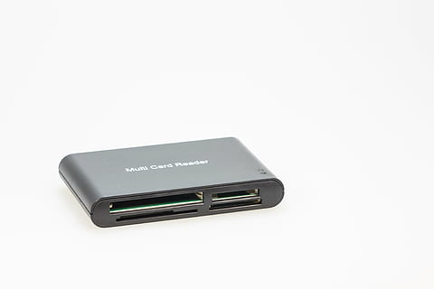 lector de targetes, multi, targeta, SD, cf, flash compacte, usb, ordinador, connexió, accessoris, macro, maquinari, periferia, processament de dades, negre, tallar, fons blanc, tir de l'estudi, còpia espai, sol objecte, comunicació, a l'interior, negocis, tecnologia, Finances, primer pla, cap gent, tecnologia sense fils, text, dades, Color blanc, metall, correspondència, color plata, 4K, CC0, domini públic, lliure de regalies