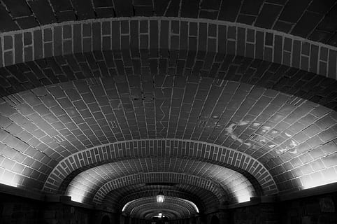 sostre, llums, celler, vi, blanc i negre, antic, Toscana, Itàlia, geometries, a l'interior, arquitectura, il·luminat, patró, estructura construïda, cap gent, equips d’il·luminació, llum, vista d’angle baix, transport, túnel, arc, metro, transport públic, perspectiva decreixent, característica arquitectònica, funció de construcció de parets, llum elèctrica, pas inferior, 4K, CC0, domini públic, lliure de regalies