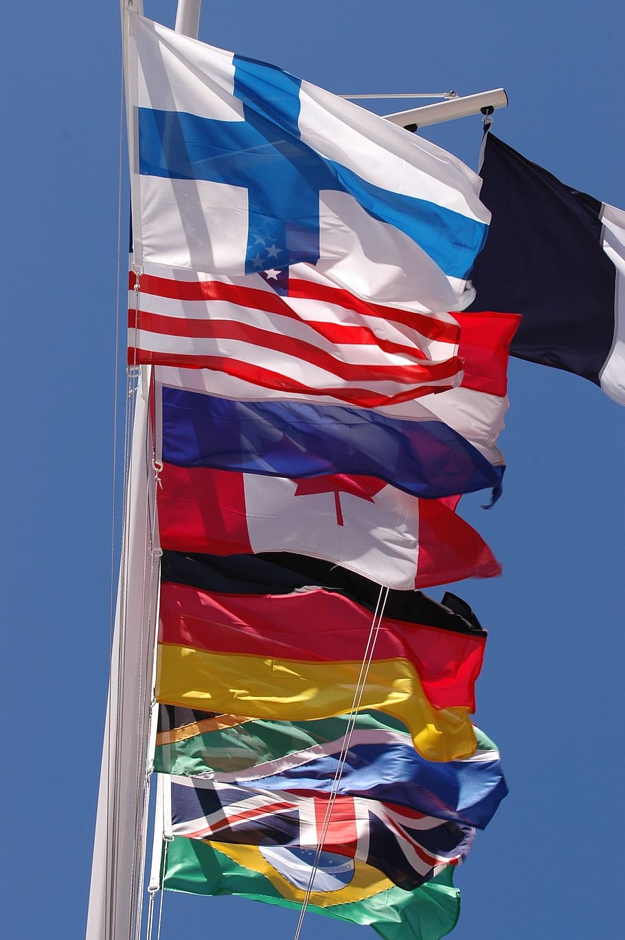 banderes, nacions, agitant, volant, Canadà, Països Baixos, Estats Units, Finlàndia, Alemanya, Regne Unit, Brasil, Sud-Àfrica, països, símbol, el patriotisme, patrimoni, nacional, banners, bandera, cel, vista d’angle baix, multicolor, vent, medi ambient, blau, naturalesa, cap gent, pol, dia, icona nacional, orgull, cel clar, llibertat, ratlles, independència, a l'aire lliure, 1080P