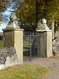 słupki, kamień, szlifować, fasonowany, trawa, Wieś, drzewo, jesień, Ściana, cmentarz, nagrobek, mogiła, materiał kamienny, stary, architektura, roślina, dzień, Natura, żadnych ludzi, solidny, zbudowana struktura, historia, przeszłość, na dworze, światło słoneczne, sztuki i rzemiosła, 4K, CC0, domena publiczna, darmowe zdjęcia