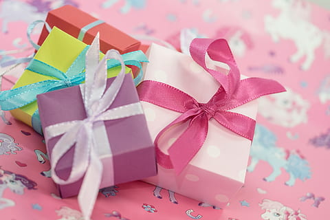 vier, Geschenkboxen in verschiedenen Farben, Oberfläche, Paket, Schleife, Geschenk, gemacht, Paketschleife, Weihnachten, Weihnachtsdekoration, geben, Advent, verpackt, Geschenkverpackung, Überraschung, Geschenke, Muttertag, Kindergeburtstag, Geburtstag, Dekoration, Freude, bunt, Farbe, Kasten - Behälter, Feier, Band, Bogen, Urlaub, Geschenkbox, Geschenkpapier, rot, keine Leute, Weihnachtsgeschenk, gebundener Bogen, Band - Nähartikel, Box, Papier-, Nahansicht, Stillleben, drinnen, Container, pinke Farbe, eingewickelt, Blumenmuster, 4K, CC0, gemeinfrei, lizenzfrei