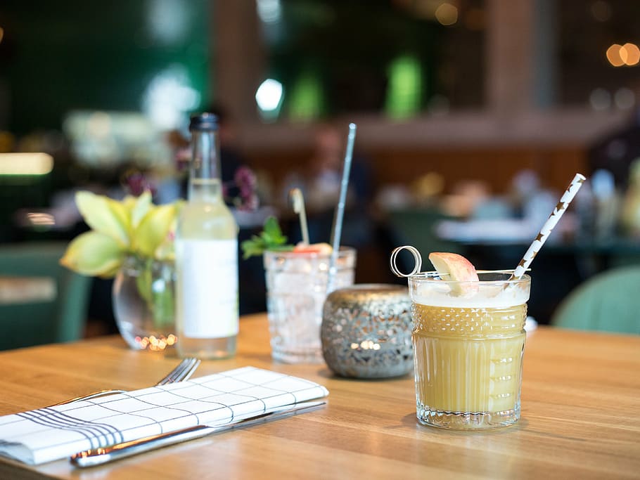 sélectif, photographie de mise au point, boisson, mis, serviette de table, les boissons, du froid, table, restaurant, secouer, verre, Pomme, fruit, vert, feuilles, ustensiles, condiments, Nourriture et boisson, verre à boire, Paille, à l'intérieur, absence, bouteille, rafraîchissement, affaires, équipement ménager, aliments, se concentrer sur le premier plan, personne, fraîcheur, café, ustensile de cuisine, meubles, 4K
