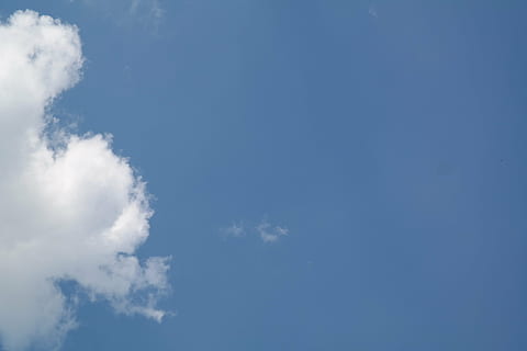 Sky, himmel, blå, klar, sommerdag, hvid, sky - himmel, natur, dag, baggrunde, skønhed i naturen, cloudscape, lav vinkel visning, ingen mennesker, kopiere plads, ro, hvid farve, udendørs, rolig scene, scenics - natur, idyllisk, fuld ramme, meteorologi, vind, abstrakte baggrunde, blødhed, renhed, tjavsede, direkte under, 5K, CC0, offentligt domæne, royaltyfrie