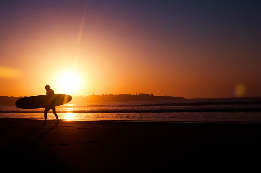 silueta, home, celebració, taula de surf, vora del mar, posta de sol, persona, platja, surfista, taronja, surf, fosc, mar, oceà, sortida del sol, tarda, vespre, lensflare, cel, aigua, bellesa a la natura, tranquil·litat, terra, escenics - natura, una persona, escena tranquil·la, relaxació, color taronja, activitat d'oci, llum solar, estils de vida, naturalesa, festa, sol, horitzó sobre l’aigua, a l'aire lliure, 4K