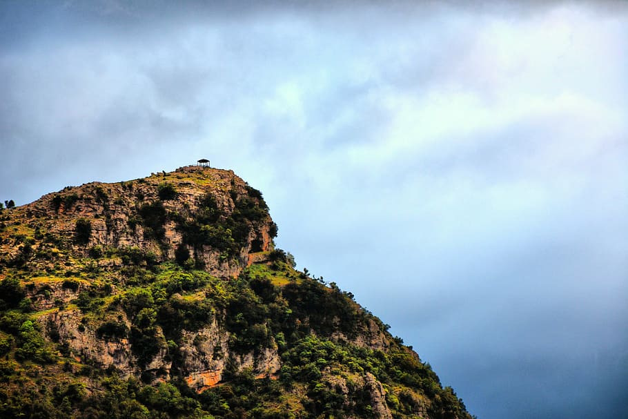 stâncă, nori, Munte, cer, natură, călătorie, peisaj, înalt, top, pitoresc, turism, în aer liber, extrem, aventură, vârf, drumeții, decor, putere, ceruri de nori, nor - cer, scenice - natura, frumusețe în natură, o scenă liniștită, liniște, vedere unghiulară joasă, teren, mediu inconjurator, solid, obiect de rocă, scenă non-urbană, nici o persoana, idilic, formare, varf de munte, 2K