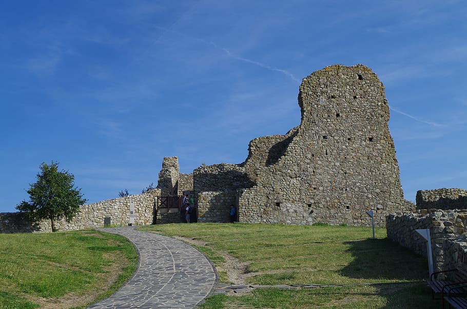 devin, Bratislava, Eslovàquia, danub, vistes, castell, història, el passat, arquitectura, cel, estructura construïda, antiga ruïna, naturalesa, vell, antic, dia, cap gent, blau, planta, arruïnat, herba, terra, exterior de l'edifici, destinacions de viatge, llum solar, viatjar, a l'aire lliure, civilització antiga, paret de pedra, arqueologia, 4K