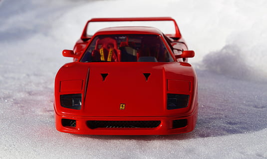 model de cotxe, automàtic, ferrari, vermell, cotxe esportiu, joguines, model, cotxe de carreres, oldtimer, vehicles, f40, automoció, hivern, neu, temperatura de fred, cap gent, dia, manera de transport, cotxe, transport, automòbil, vehicle terrestre, centrar-se en primer pla, naturalesa, a l'aire lliure, viatjar, assegut, gent, nostàlgia, joguina, convertible, estil retro, conduir, luxe, 4K, CC0, domini públic, lliure de regalies