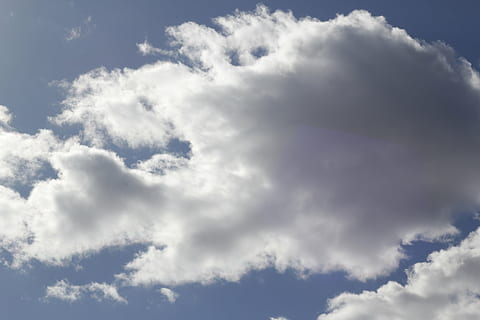 taivas, pilvi, cloudlet, pilvi - taivas, kauneus luonnossa, valkoinen väri, ei ihmisiä, luonto, maisemat - luonto, matala kulma, cloudscape, päivä, taustat, tyyneys, pörröinen, ulkona, auringonvalo, idyllinen, rauhallinen kohtaus, sininen, dramaattinen taivas, tuuli, pehmeys, meteorologia, 5K, CC0, public domain, rojaltivapaa