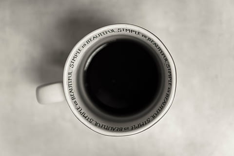 negru, cafea, alb, halbă, ceramică, ceașcă, încă, articole, lucruri, băutură, aerian, top, vedere, citate, extrase, simplitatea este frumoasă, cană de cafea, cafea - băutură, nici o persoana, a închide, în interior, direct deasupra, fundal alb, prospeţime, Industrie cinematografică, mancare si bautura, gustare, cafea neagra, bautura fierbinte, studio shot, ceai de ceai, un singur obiect, ceai, să se concentreze asupra primelor elemente, ceai - băutură caldă, faianță, cafeină, 5K, CC0, domeniu public, fără drepturi de autor