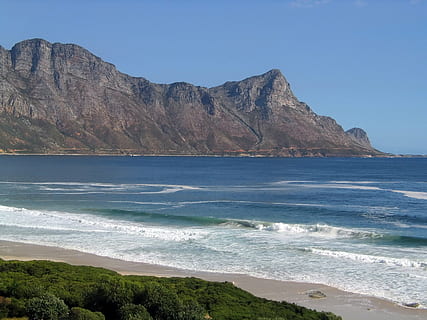 Strand auf der Insel, Strand, Blau, Unterbrecher, Küste, Klippen, locken, aktuell, tief, Marine, Berge, Ozean, Spitzen, Felsen, Rollen, Sand, sandig, Ufer, Küstenlinie, Gipfel, Surfen, anschwellen, Wasser, Wellen, Meer, Berg, Schönheit in der Natur, Szenen - Natur, Land, Himmel, Natur, ruhige Szene, keine Leute, Gebirge, Bewegung, Tag, Sport, Ruhe, Welle, klarer Himmel, Wassersport, draußen, Formation, 2K, CC0, gemeinfrei, lizenzfrei